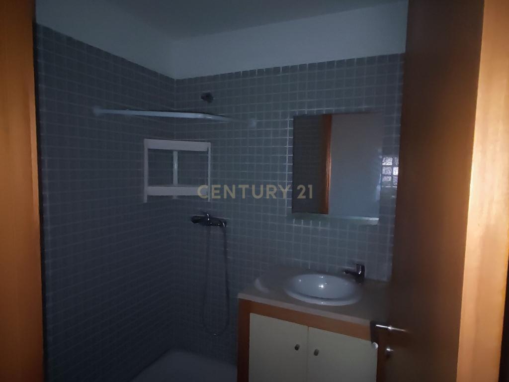 Apartamento T2 com Terraço e Garagem, Maia (Ao Aeroporto) - Image 12