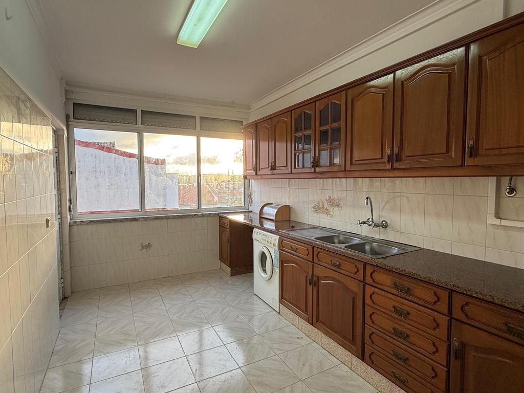 Andar de moradia com 3 quartos para arrendamento em Casal de Cambra - Image 1