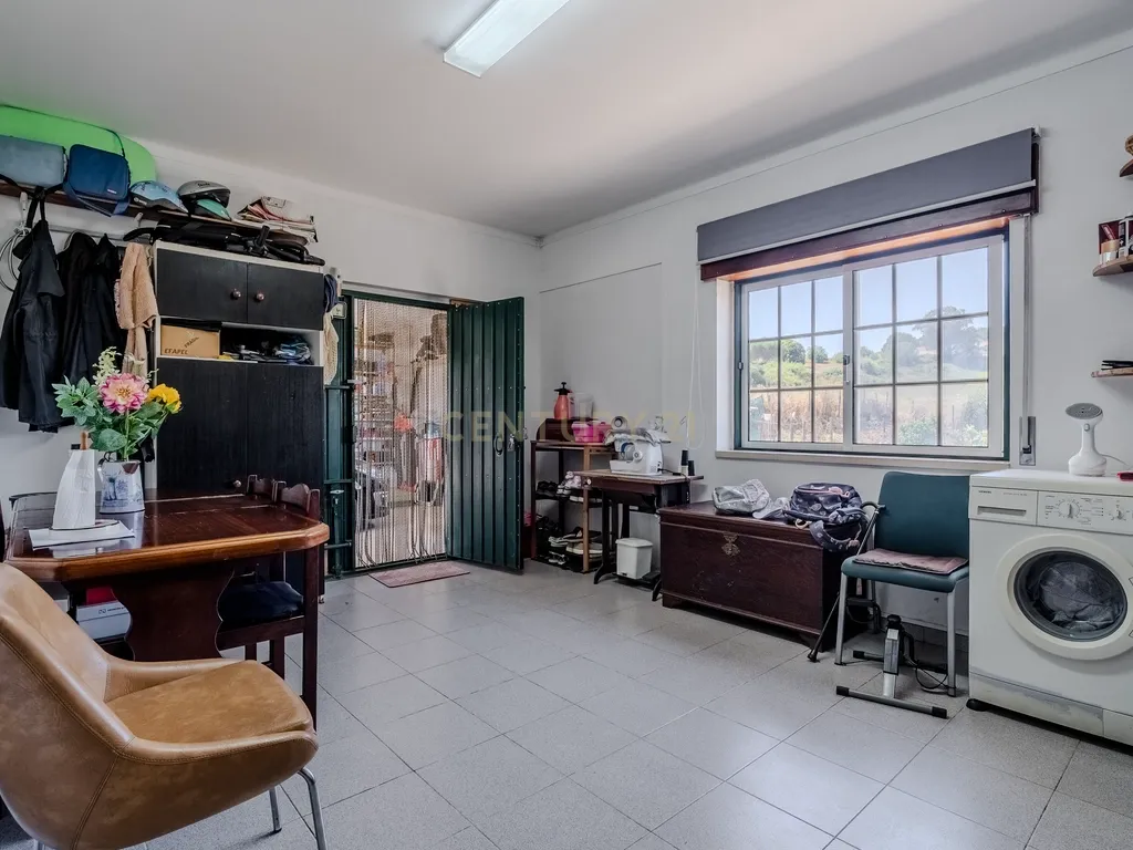 Moradia T5 com Garagem e Terreno em Sobral de Monte Agraço - Image 28