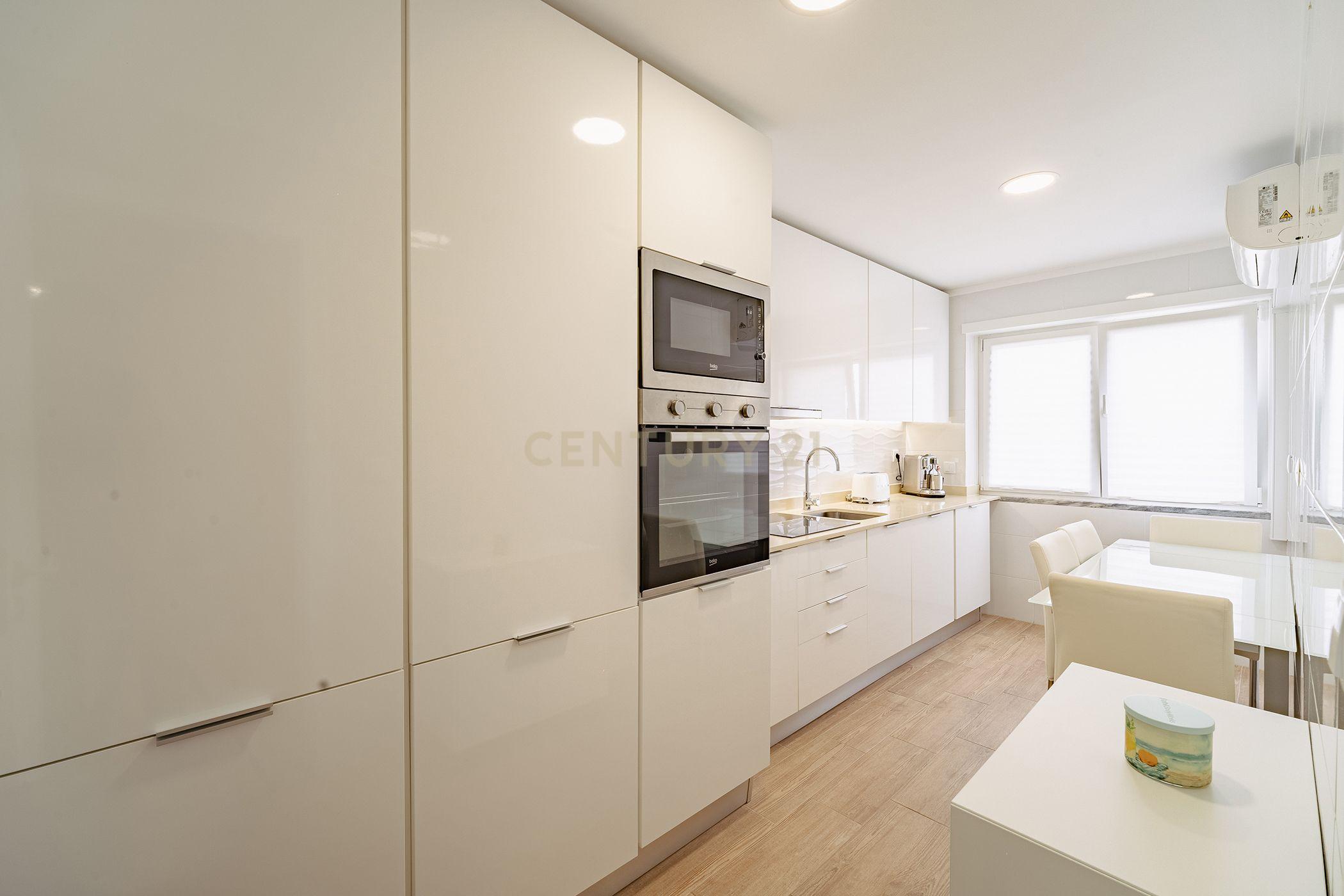 Apartamento T2 Remodelado na Torre da Marinha
