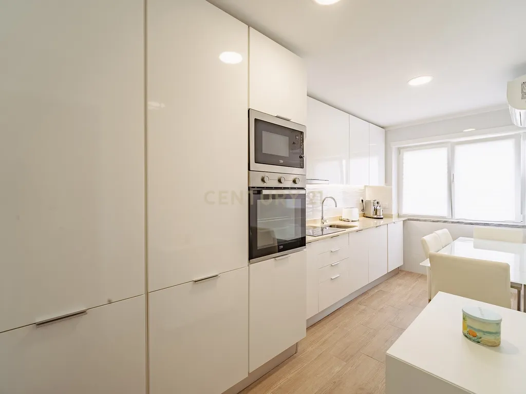 Apartamento T2 Remodelado na Torre da Marinha - Image 1
