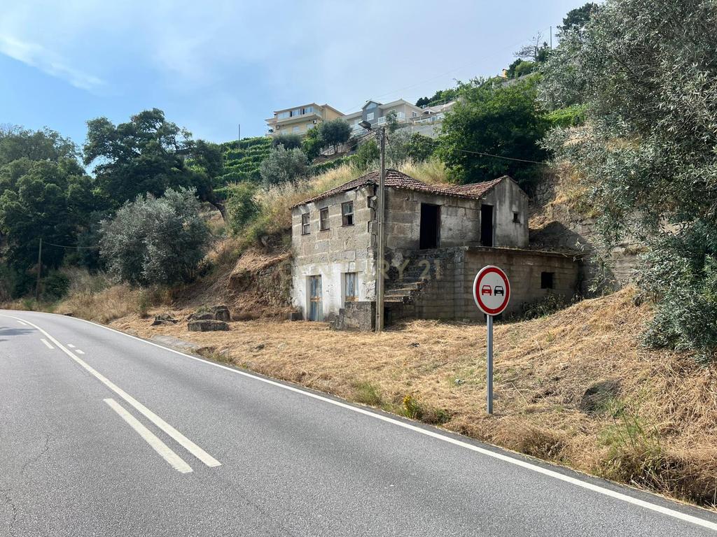 Moradia em ruina repleta de belas histórias, para reconstruir, no coração do Douro em Frende, Baião - Image 1