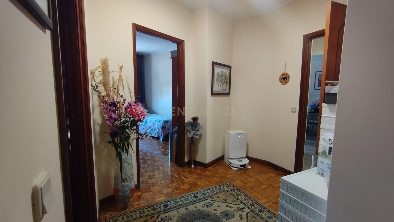 Fotografia 9 de Apartamento T3 em muito bom estado com box, Valbom