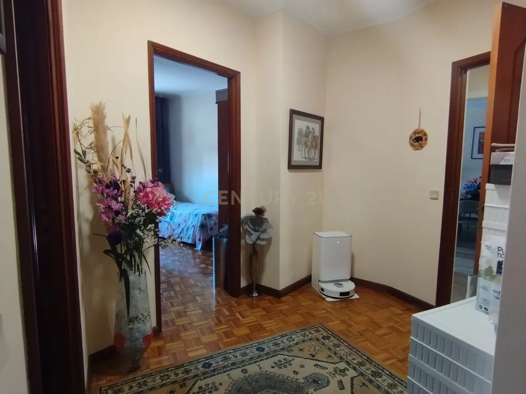 Apartamento T3 em muito bom estado com box, Valbom - Image 4