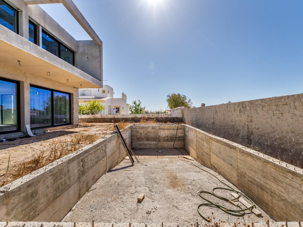 Moradia T5 contemporânea em construção avançada com piscina | Álamos, Guia – Albufeira - Image 32