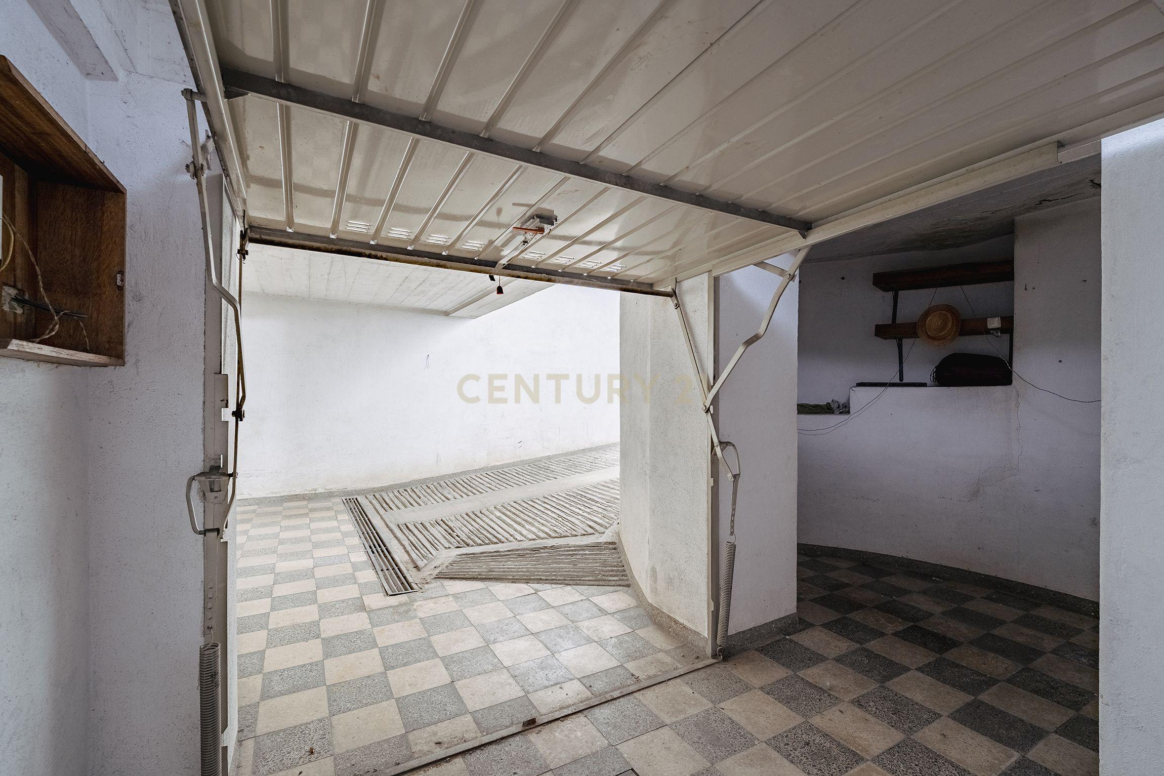 Fotografia 3 de Garagem em Laranjeiro, Almada - Oportunidade Única