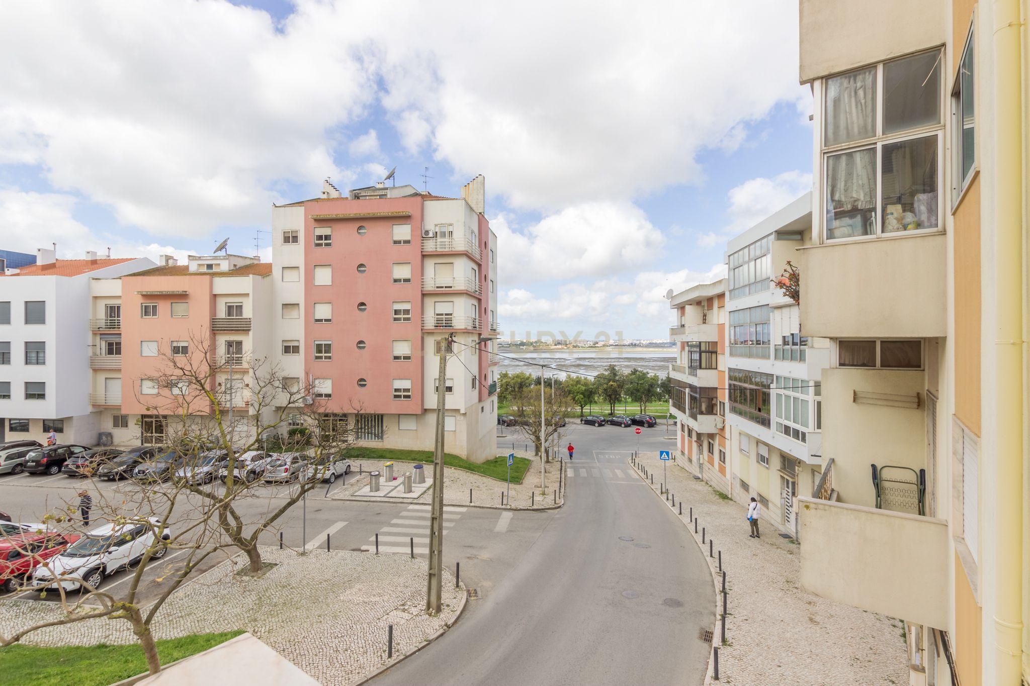 Apartamento T3 em Barreiro com Excelente Localização e Luz Natural - Image 21