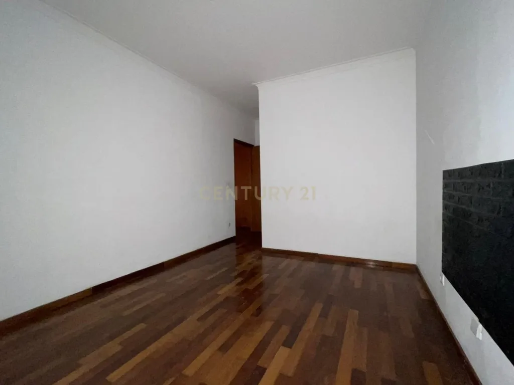 T3 em Vilar de Andorinho - Image 13