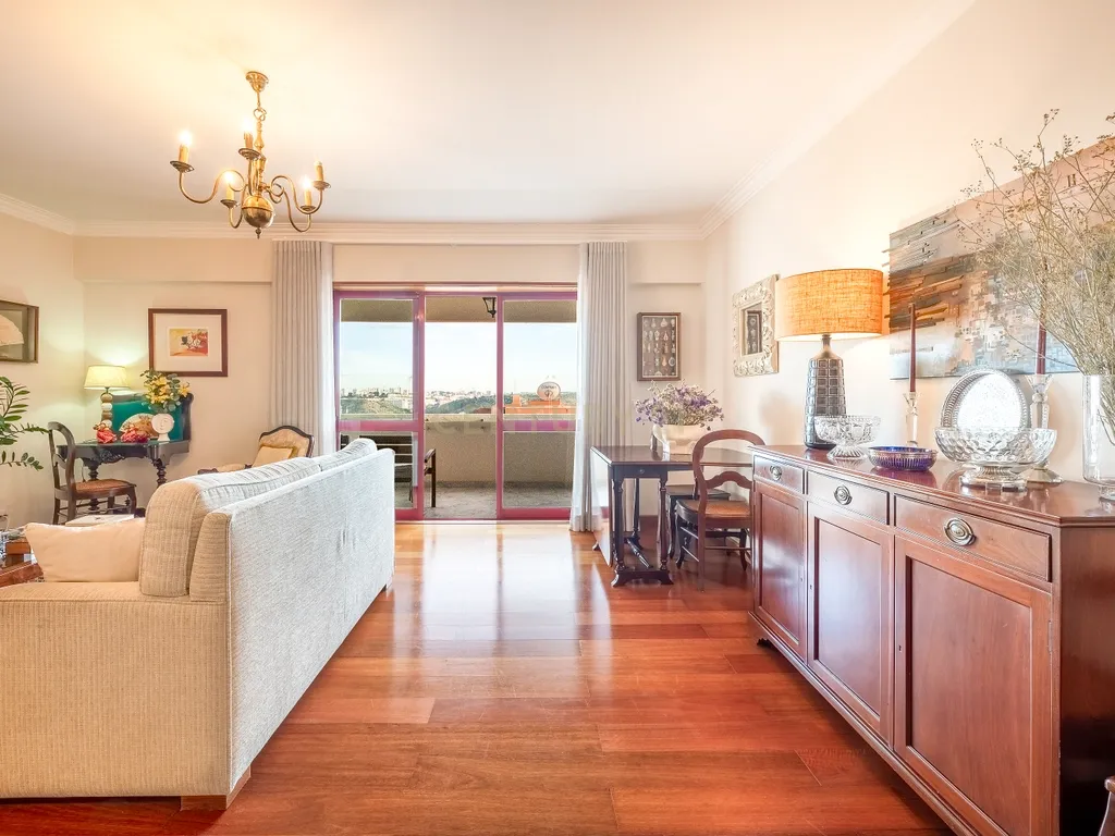 Apartamento T3, com Box de 85 m2 e Arrecadação em Odivelas - Image 3