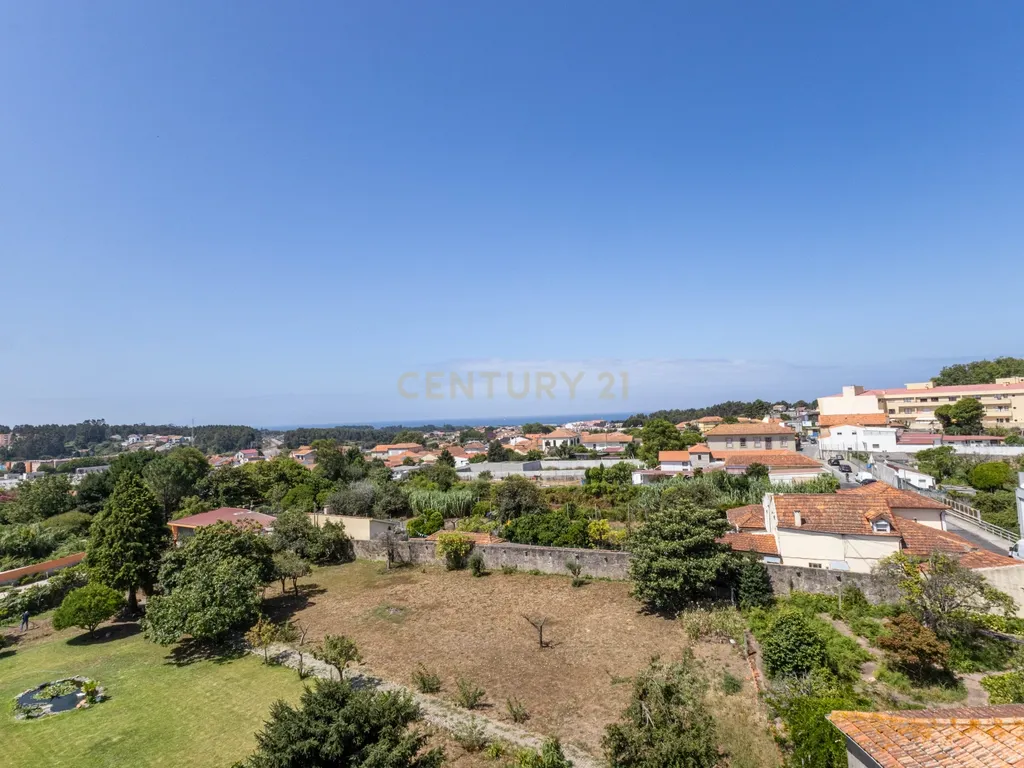 Apartamento T2+1(T3) último piso na cobertura com vista mar, com garagem dupla e arrumos o +1 com luz direta. - Image 11