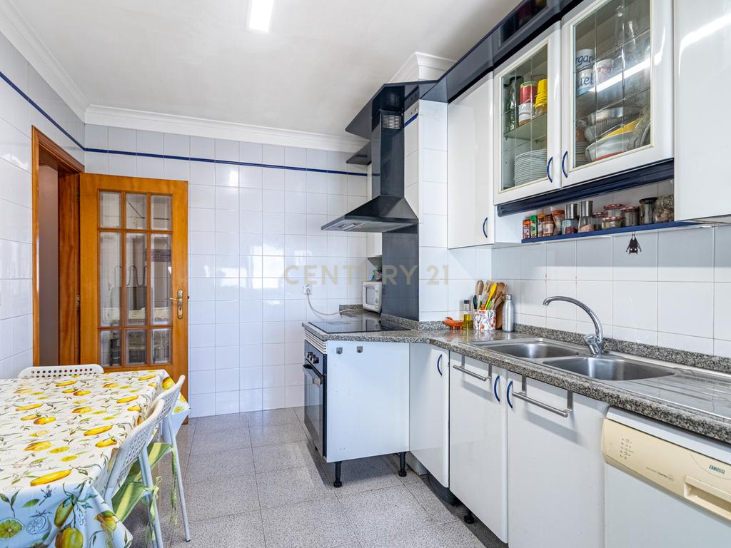 Exclusivo T4 Duplex na Urbanização da Cavaleira | 205 m² de Área Total | Parqueamento - Image 7
