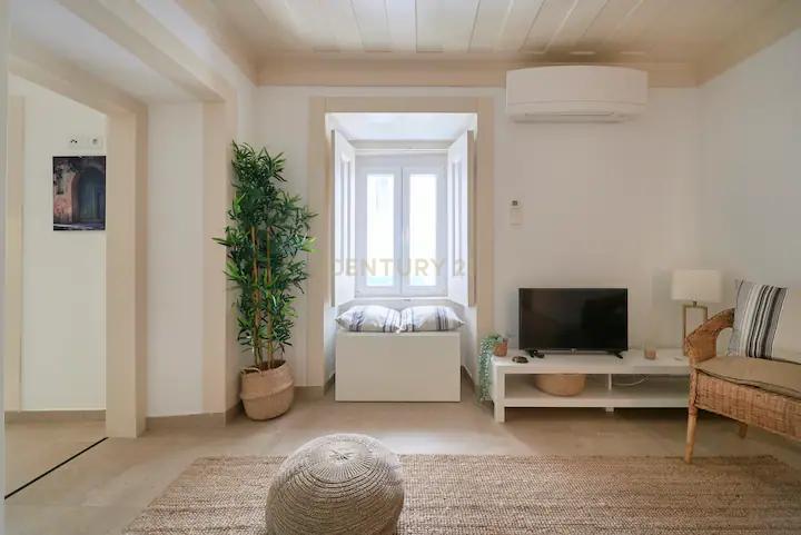 Apartamento T2 renovado e mobilado com pátio exterior privado. Em venda! - Image 1