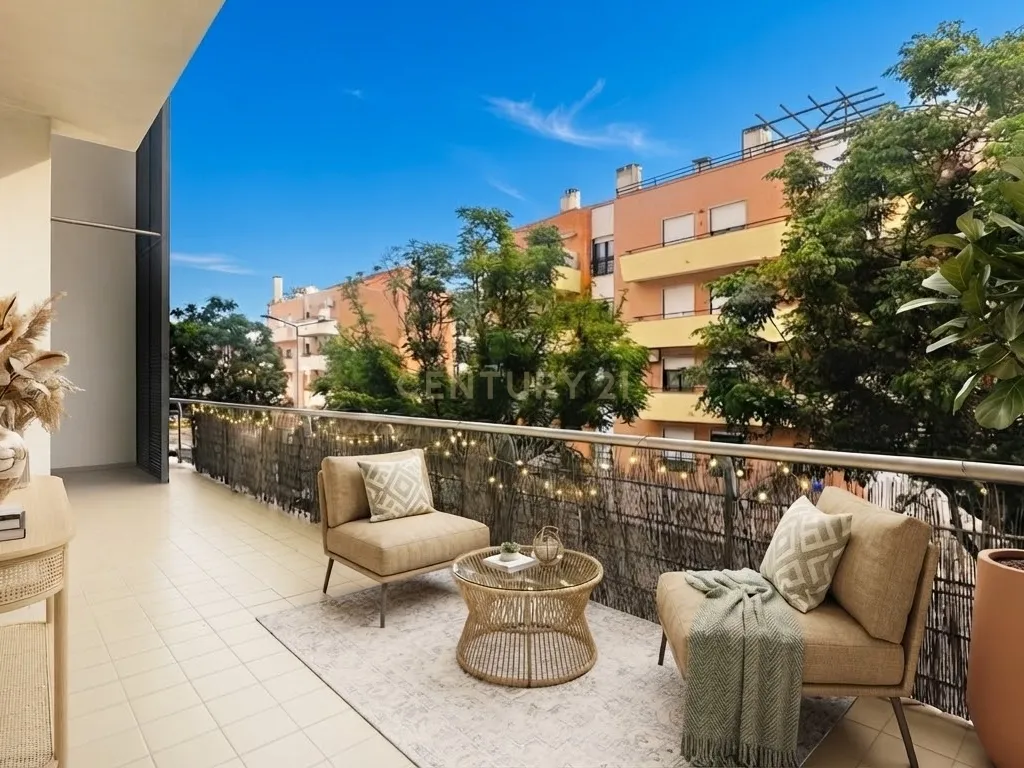 Apartamento T3 com Varandas, Garagem e Parqueamento, na Vila Serena, Pinhal Novo - Image 1