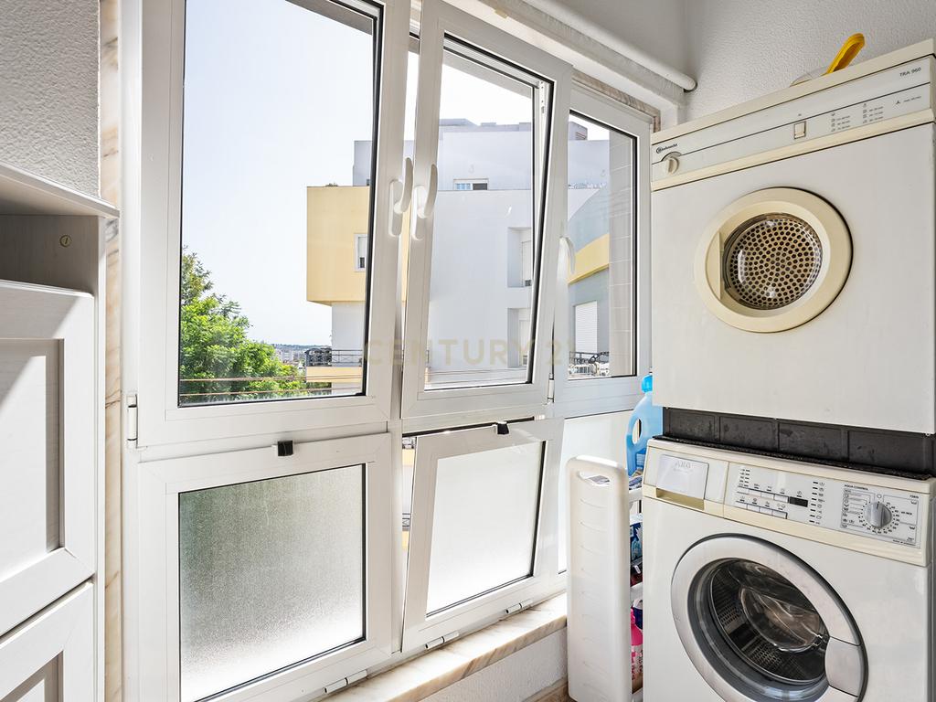 Apartamento T1 com garagem e arrecadação no Casal de São Brás, Amadora - Image 15