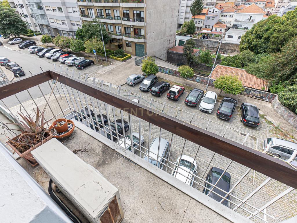 T2+1 com varanda e excelente localização junto à Quinta do Covelo | Paranhos - Image 2