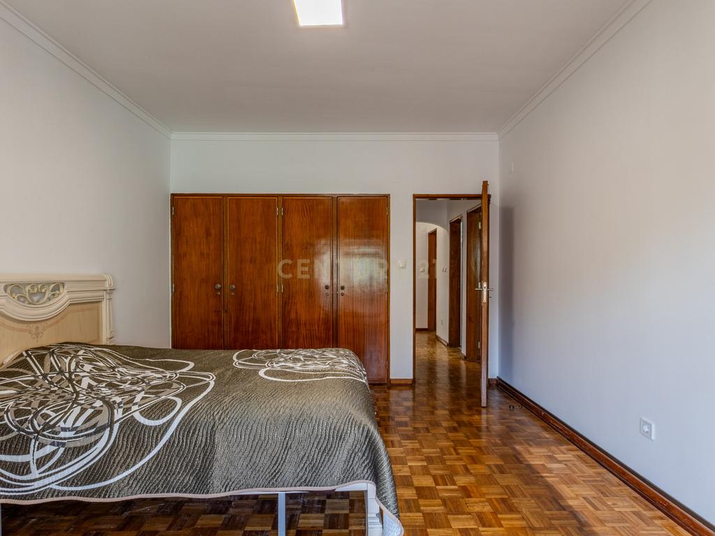 Quarto 2 - Em Apartamento com mais 2 quartos - junto a Urb. Vila Chã (Amadora) - Image 2