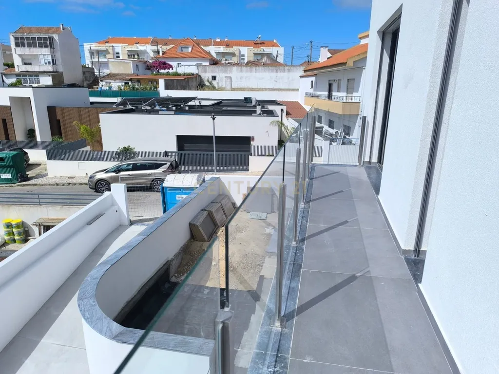 MORADIA CONTEMPORÂNEA T3+1 COM PISCINA NA CHARNECA DA CAPARICA – A 5 MINUTOS DA PRAIA! - Image 23