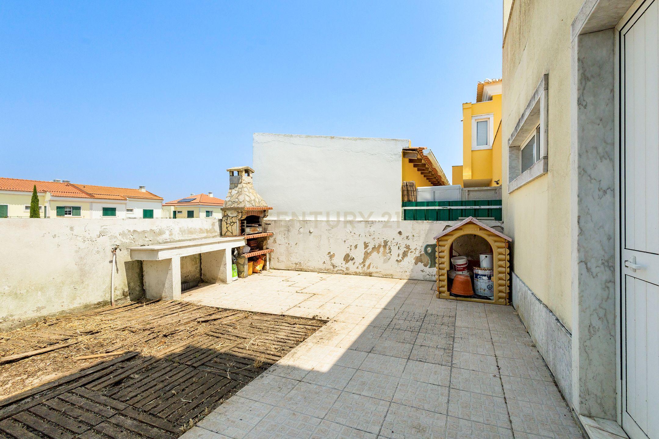 Fotografia 11 de Moradia T5 isolada, implantada num lote de terreno com 466 m², situada numa zona residencial tranquila de Aldeia de Irmãos, em Azeitão.