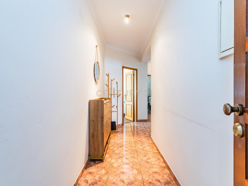 T2 com 110 m² | Espaço a Sério, Varanda e Garagem - Image 5