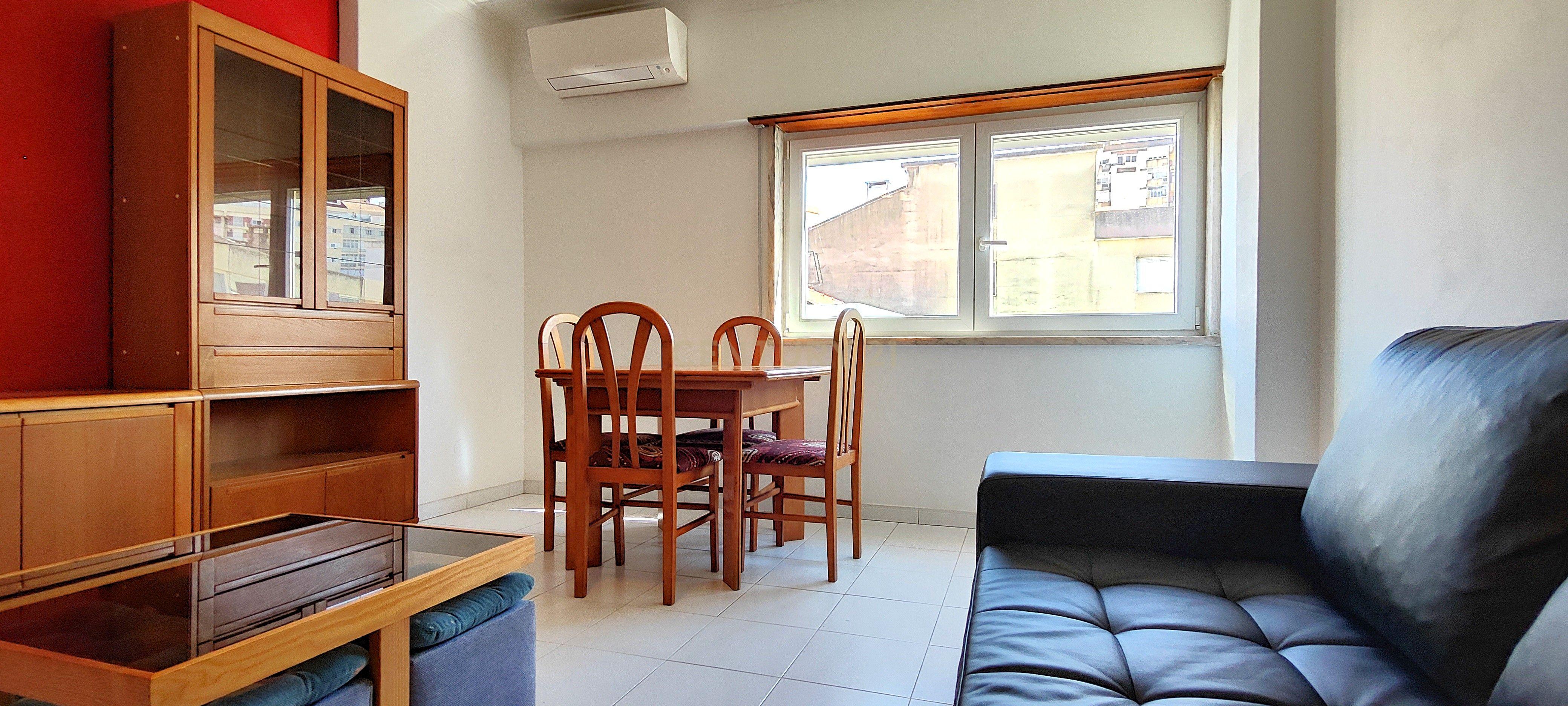 Fotografia 3 de Apartamento T2 Mobilado com Varanda e Garagem