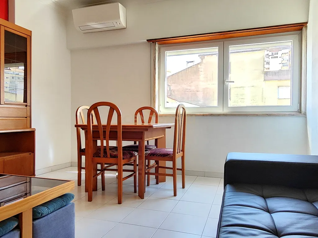 Apartamento T2 Mobilado com Varanda e Garagem - Image 3