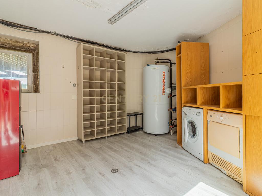 T5 com 3 Suites e Terreno com Rio | Natureza, Espaço e Conforto - Image 49