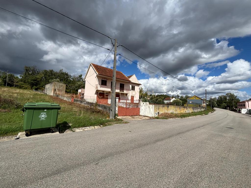 Moradia T4 em Santiago de Litém, Pombal com Jardim e Vista Campestre - Image 3