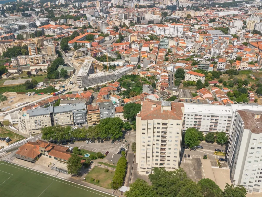 Apartamento T4 transformado em T3, com Arrecadação e Garagem – Rua Alves Redol, Porto - Image 34