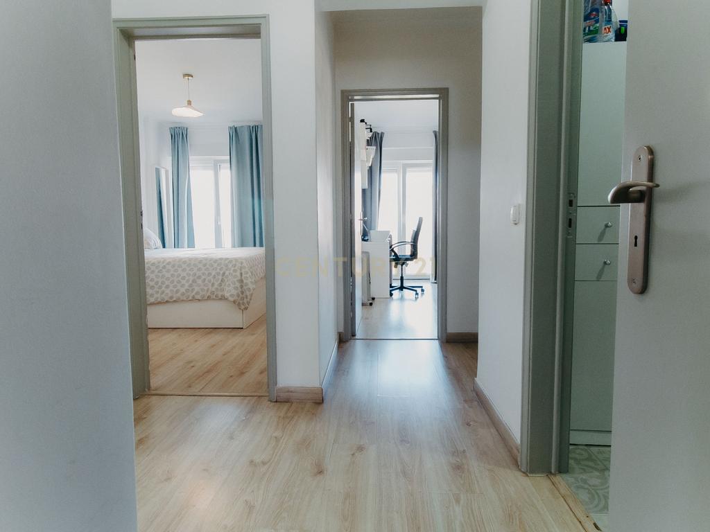 Apartamento T3, 3 varandas e 2 wc. Situado no último piso de um edifício tranquilo, conforto, funcionalidade e uma localização difícil de igualar. - Image 9