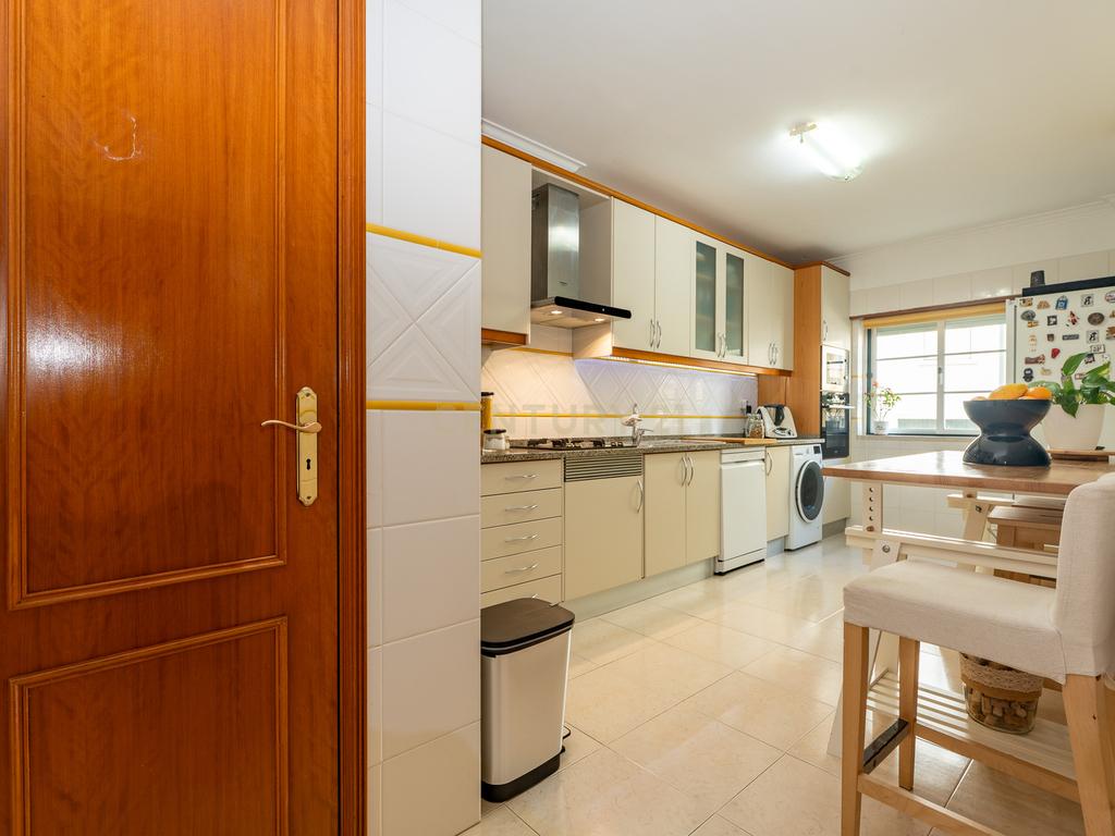 ** ESPECTACULAR APARTAMENTO NO CENTRO DE MAFRA, COM PARQUEAMENTO ** - Image 17