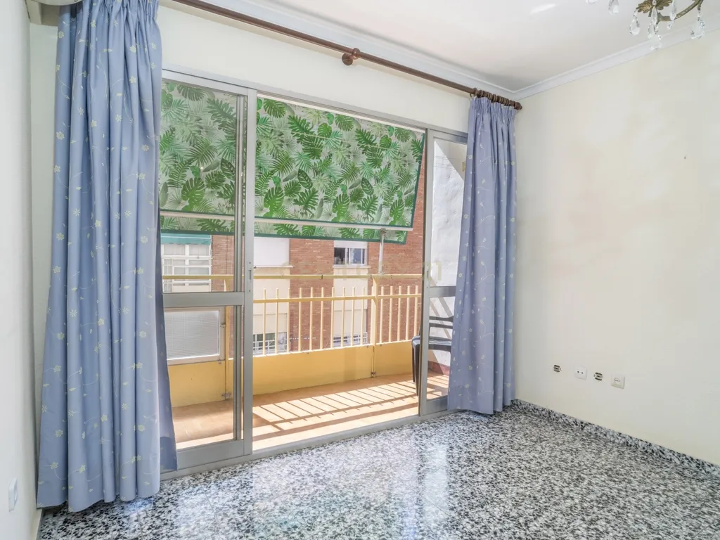 APARTAMENTO ESPAÇOSO DE 4 QUARTOS COM TERRAÇO EM MÁLAGA – LOCALIZAÇÃO PRIVILEGIADA E ELEVADO POTENCIAL - Image 23