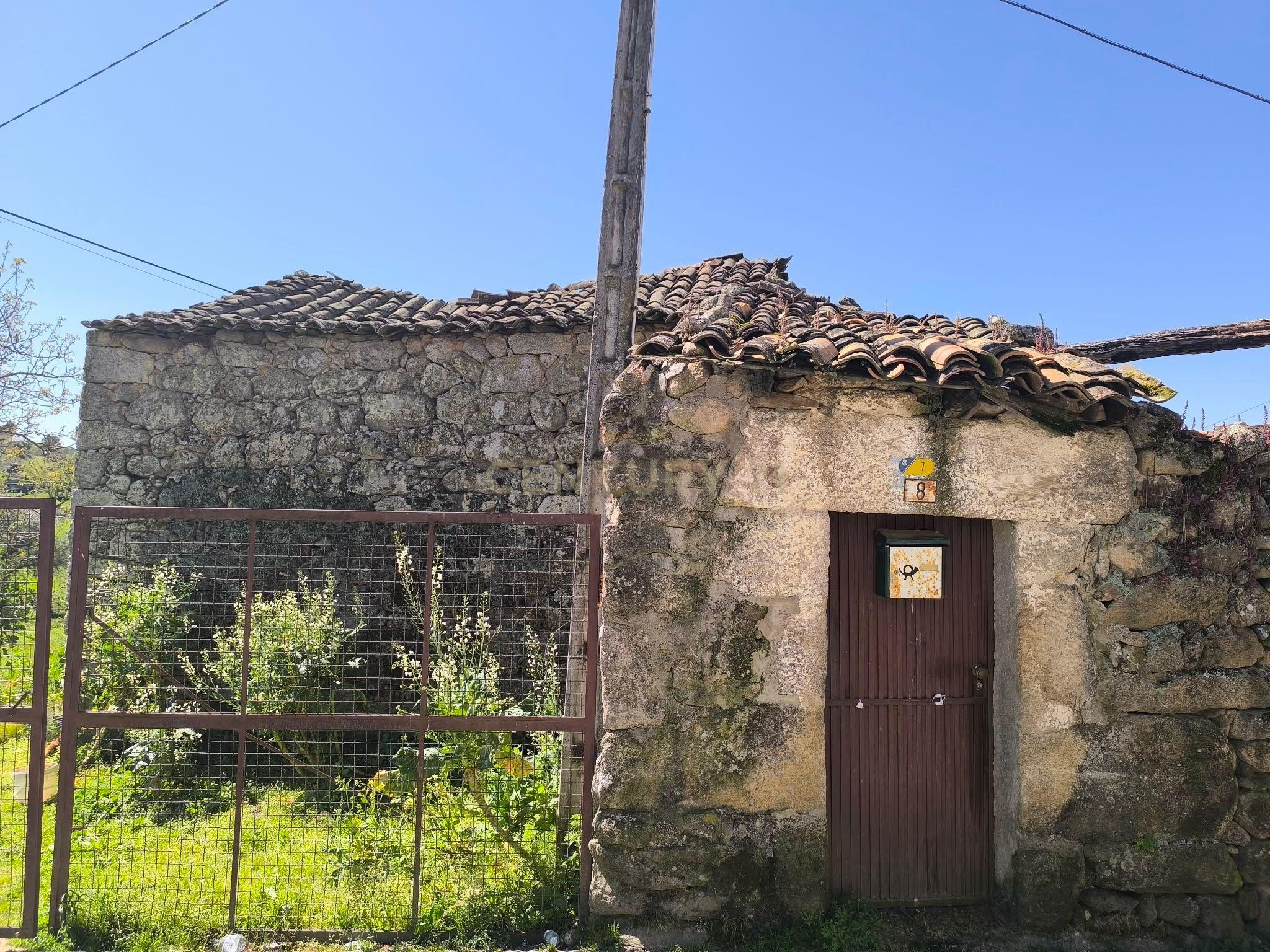 Fotografia 9 de Casa antiga, em pedra de granito, com terreno, poço e árvores de fruto.
