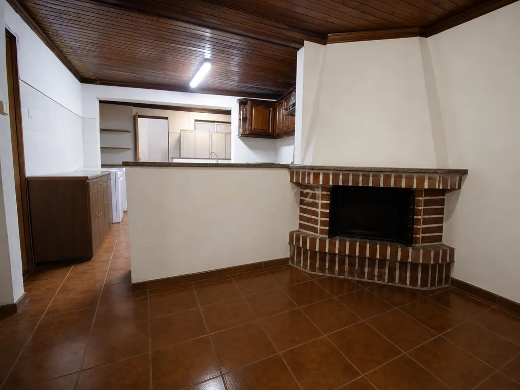Moradia T4 com Garagem para 3 Carros e Logradouro - Image 16