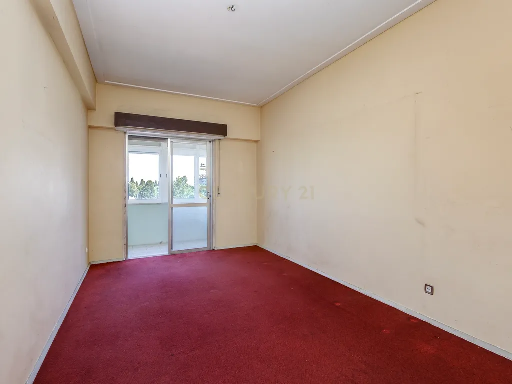 Apartamento T4 com 129 m² e estacionamento — Calçada do Tojal, oportunidade para remodelação total - Image 14