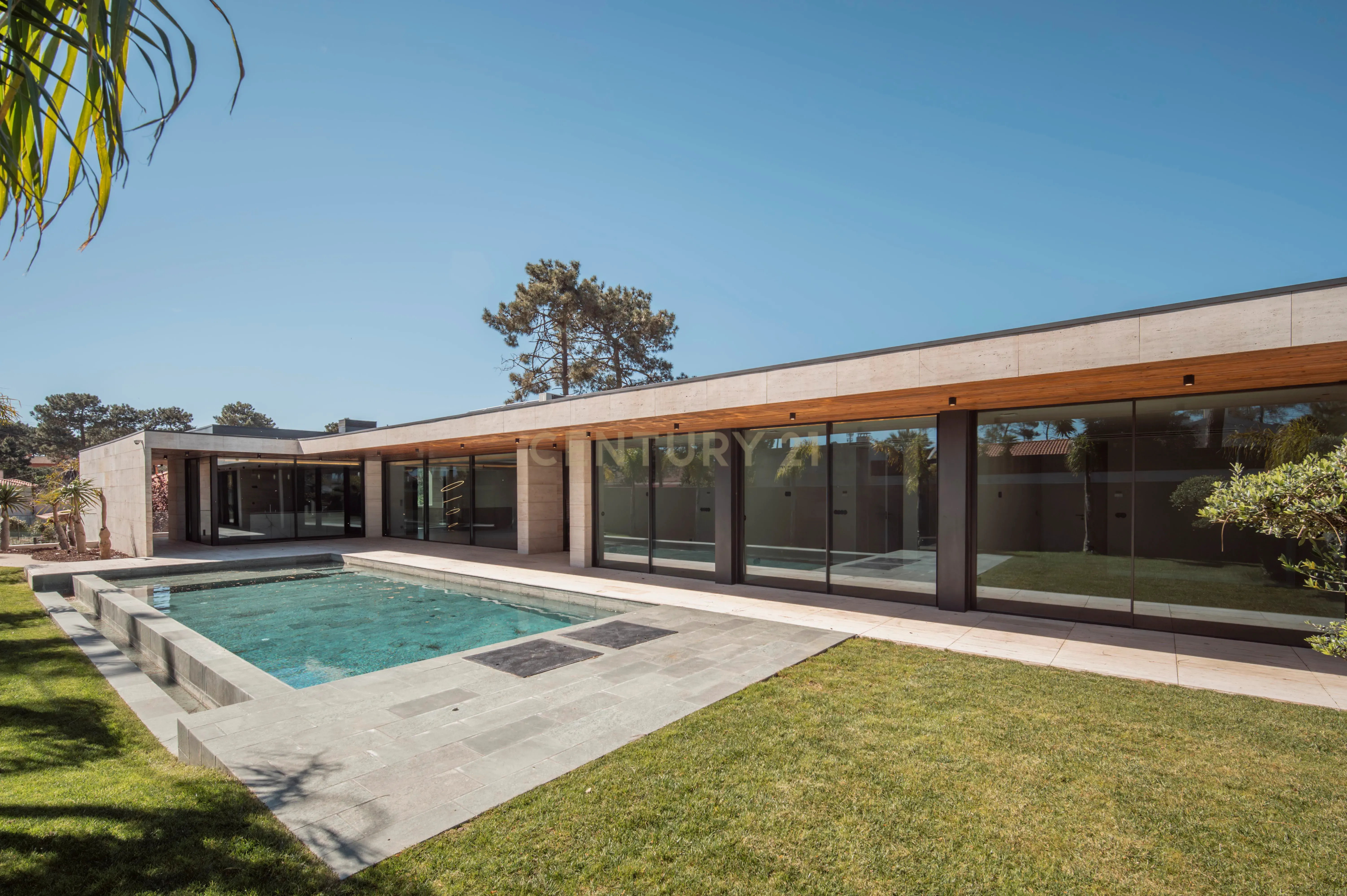 Fotografia 6 de Moradia T4 na Verdizela — Design, Luz e Piscina num Terreno de 1.032 m²
