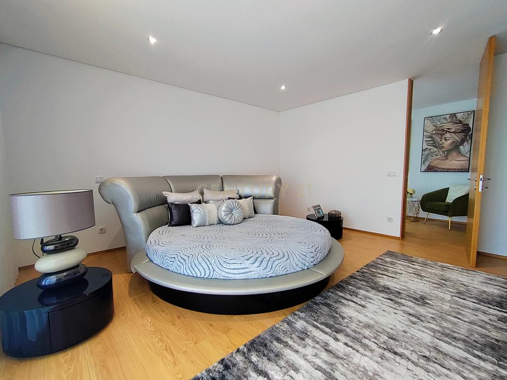 Moradia T4 Moderna com Piscina e Jardim – Touguinha - Image 21