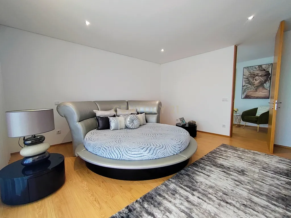 Moradia T4 Moderna com Piscina e Jardim – Touguinha - Image 21