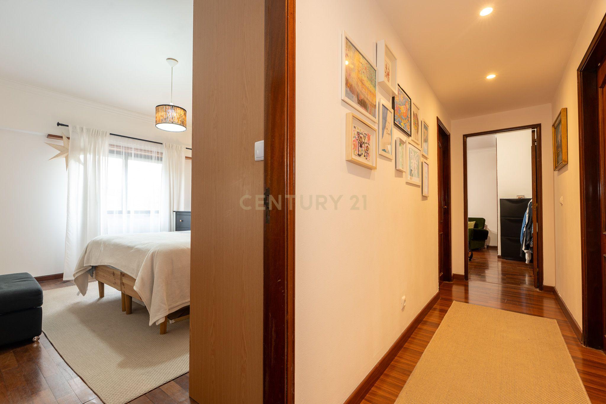 Apartamento T3 com garagem para 2 viaturas Monte Abraão - Image 12