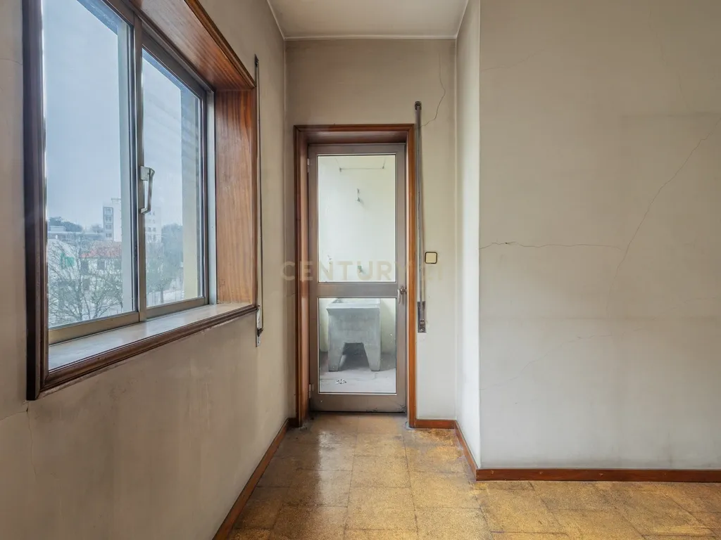 Apartamento T1 em Braga, na União das freguesias de Maximinos, Sé e Cividade em Braga para recuperar - Oportunidade Única! - Image 5