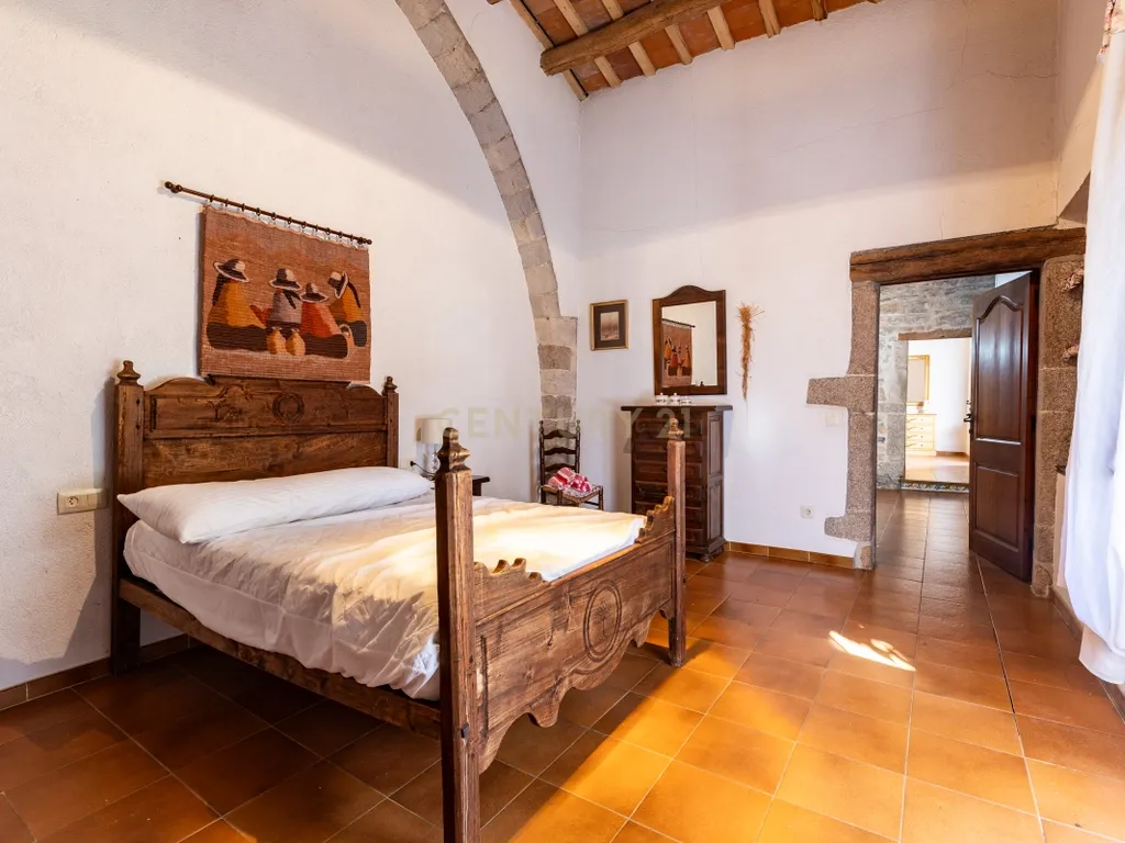 MASIA CATALANA EN VENDA A LLAGOSTERA – MÉS DE 7 HECTÀREES DE TERRENY, LLICÈNCIA TURÍSTICA, PISCINA I CAMP DE FUTBOL - Image 87