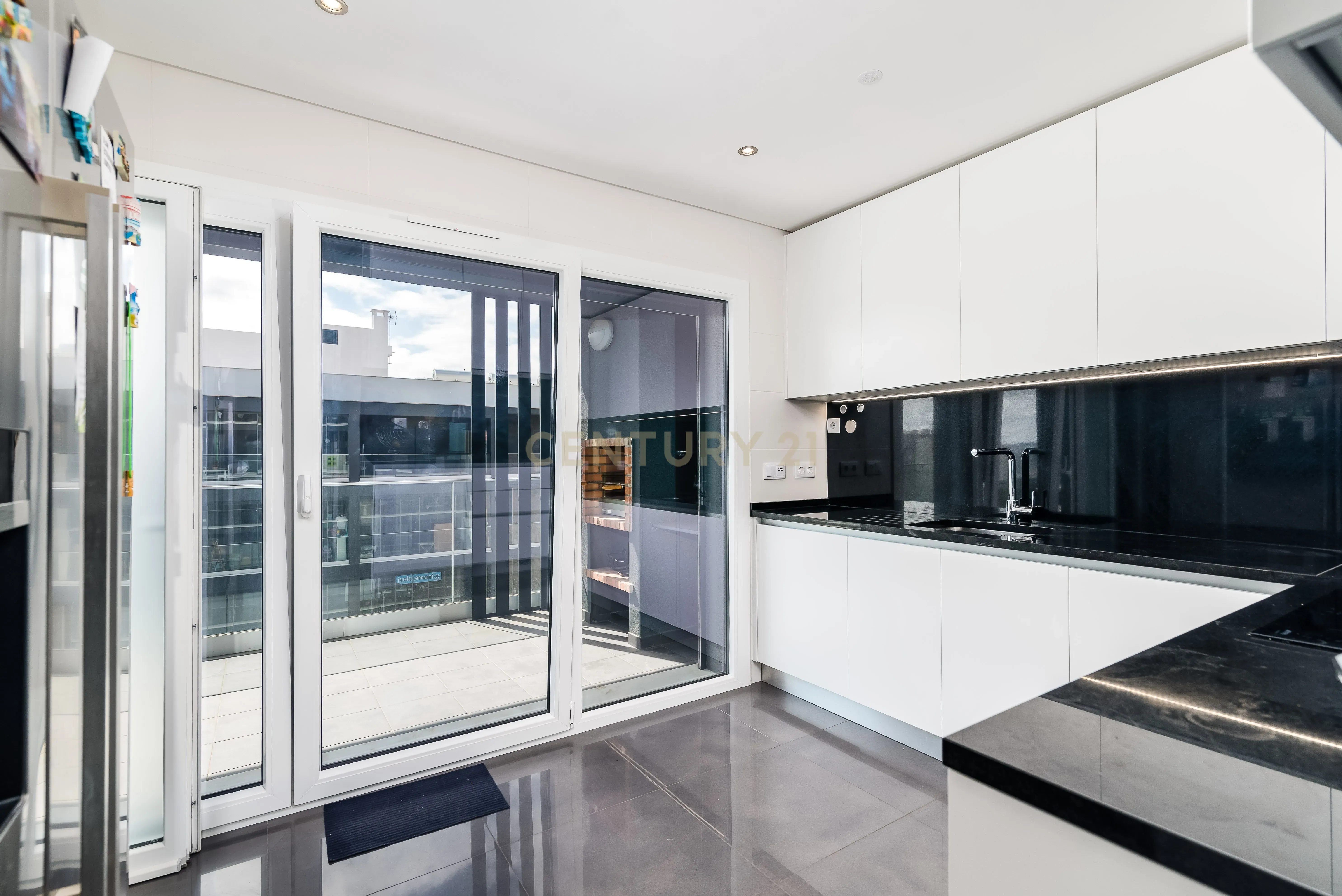 Luxuoso Apartamento T3 em Odivelas com Vista Panorâmica - Image 3