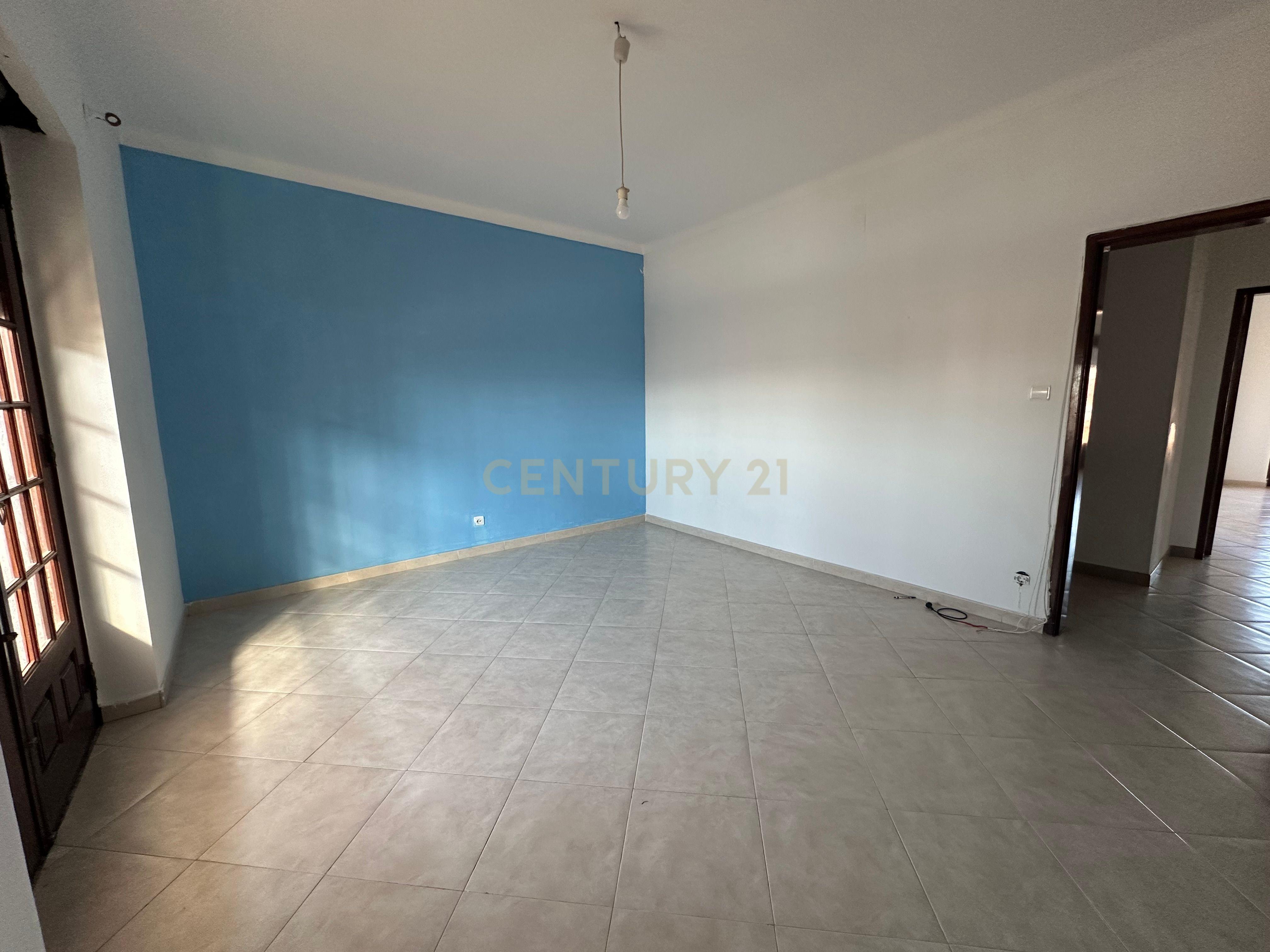 Fotografia 8 de T3 com boas áreas jardim Porta Nova em Moura.
