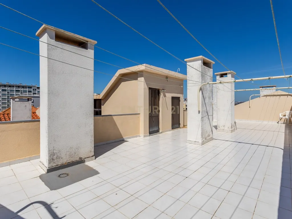 Apartamento T2 com garagem na Costa da Caparica - Image 19