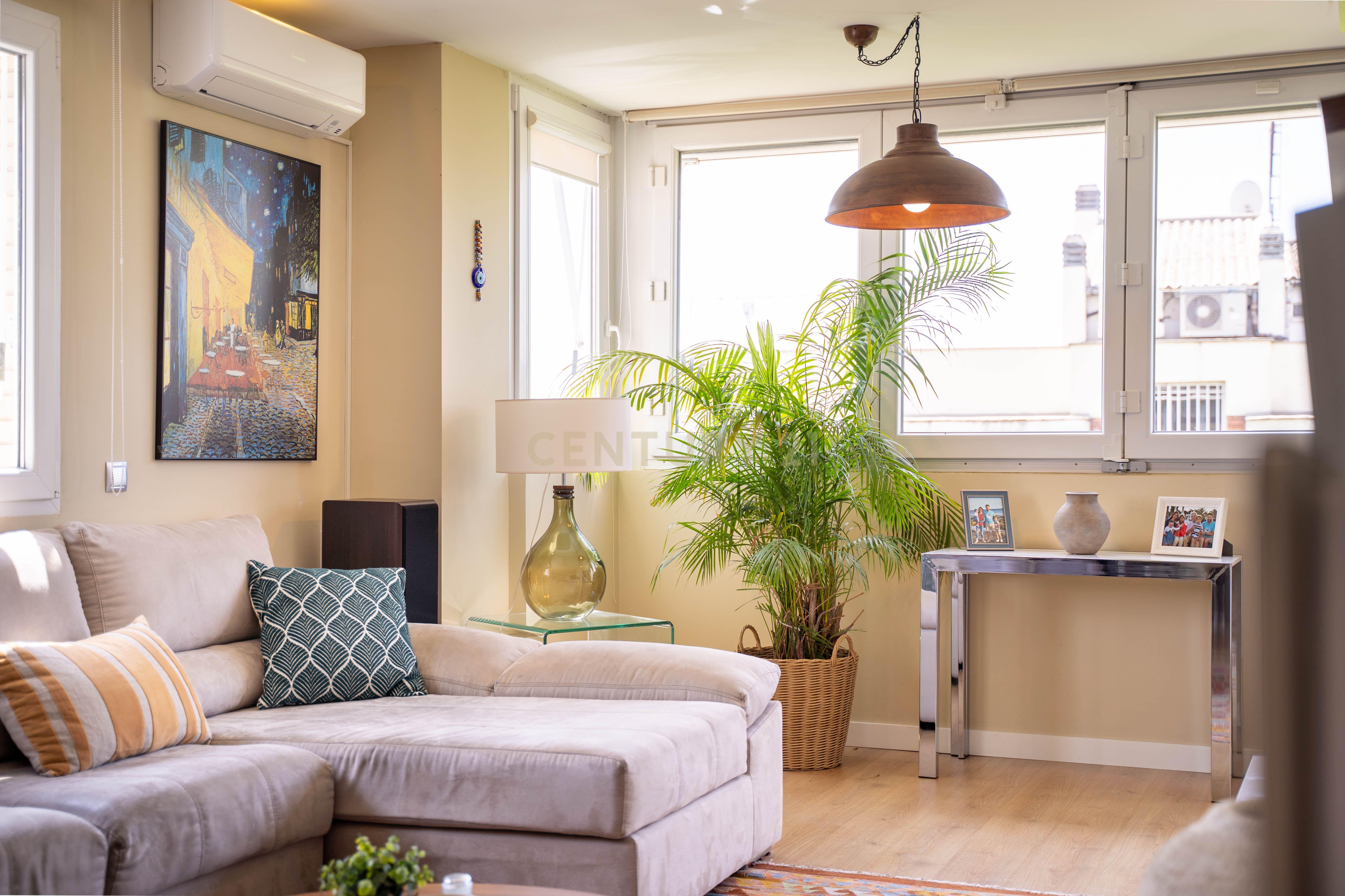 Vive numa urbanização com jardim e piscina. - Image 17