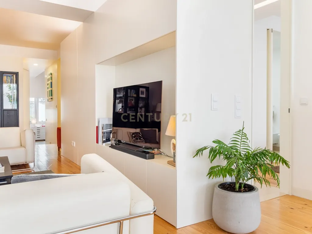 Extraordinário apartamento T3+1 com pátio exterior privado, junto ao Campo Pequeno, Lisboa. Em Venda! - Image 6