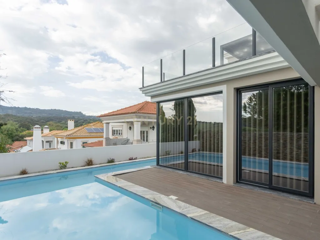 Moradia V4 isolada de arquitetura contemporânea com piscina, com vista para Serra da Arrábida - Image 25