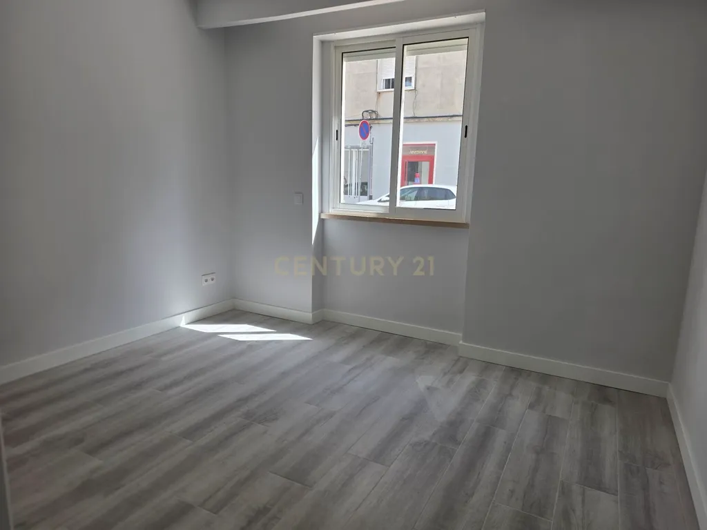 Apartamento T2 Renovado em Alcochete com Logradouro - Image 10