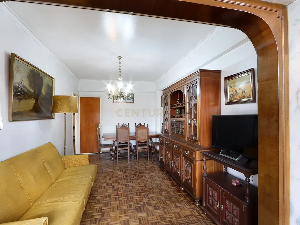 Apartamento T3 em Odivelas com elevador, a 100 mts do Metro. - Image 2