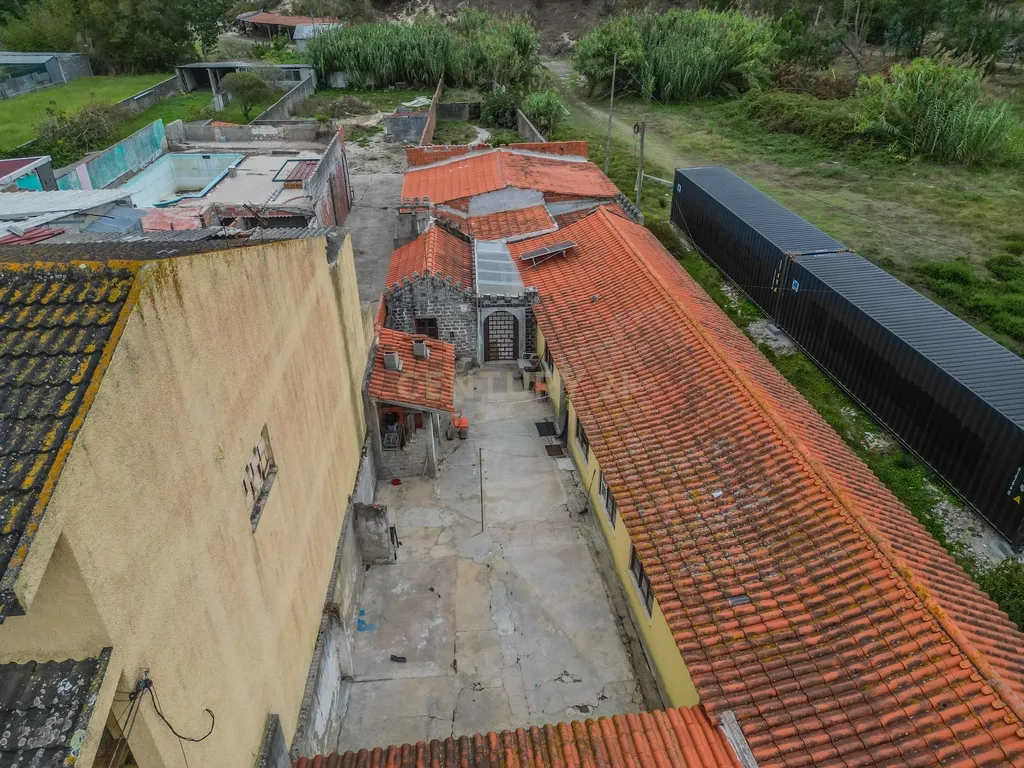 Moradia T5 com 3 suites, espaço exterior a 3 km da praia - Image 9