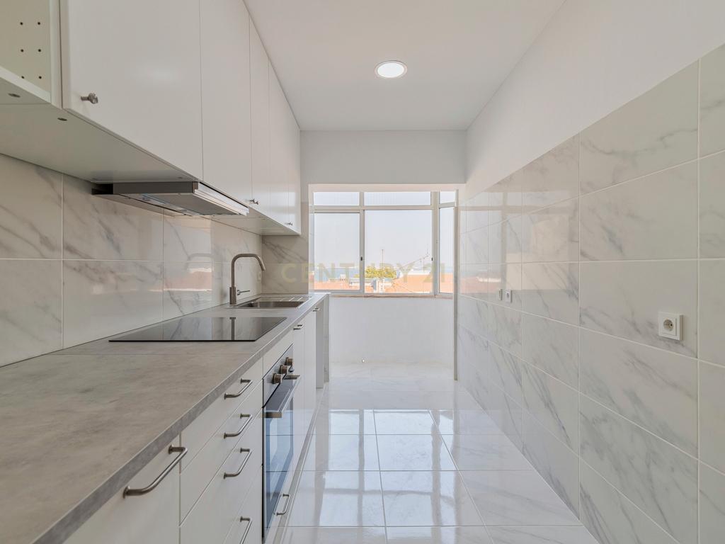 T1 Remodelado com Terraço e Vista Fantástica – Rua Dom Sancho I, Almada - Image 3